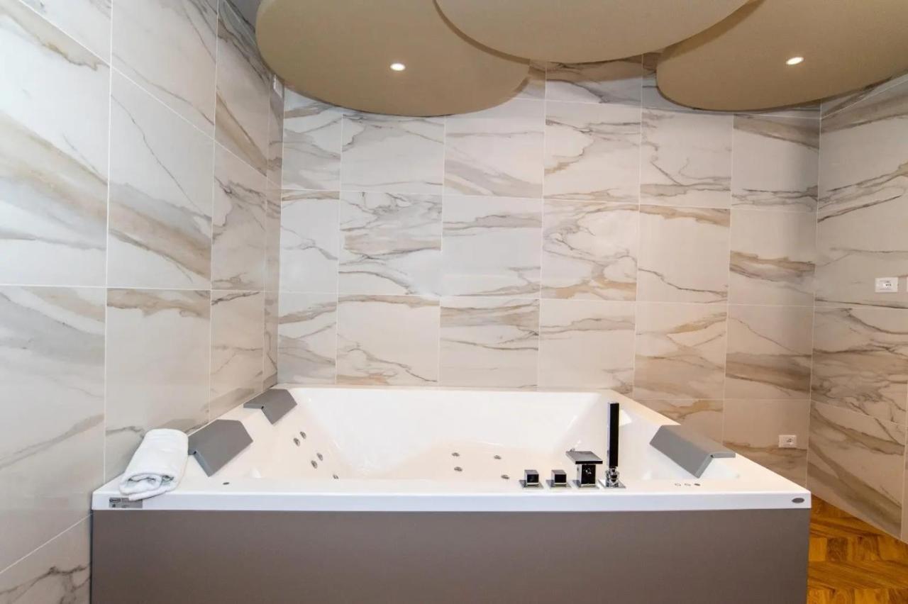 Jacuzzi Suite Home By Enjoy Garda Hotel ペスキエーラ・デル・ガルダ エクステリア 写真