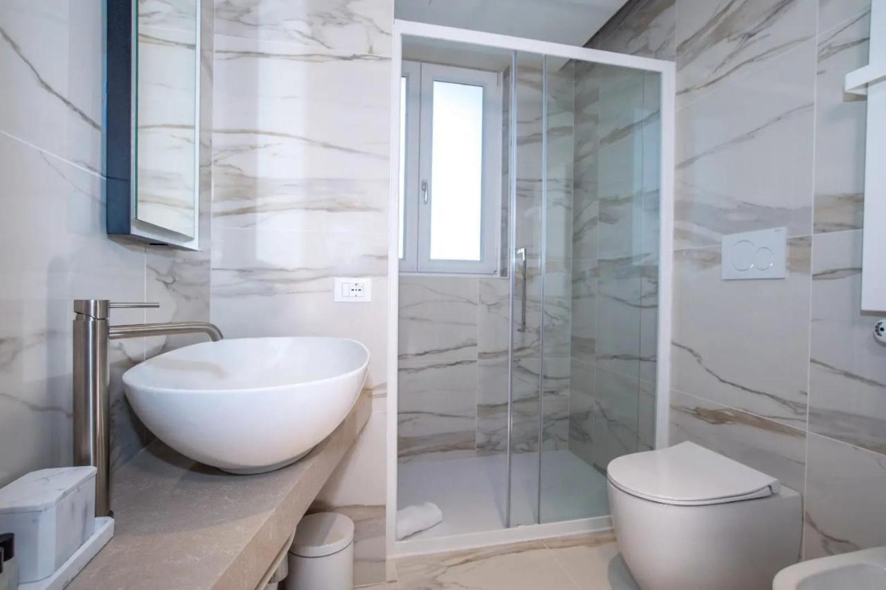 Jacuzzi Suite Home By Enjoy Garda Hotel ペスキエーラ・デル・ガルダ エクステリア 写真