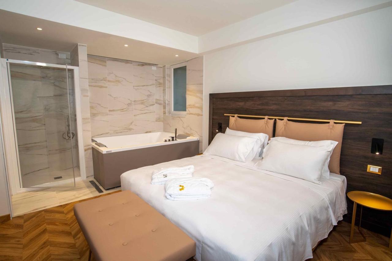 Jacuzzi Suite Home By Enjoy Garda Hotel ペスキエーラ・デル・ガルダ エクステリア 写真