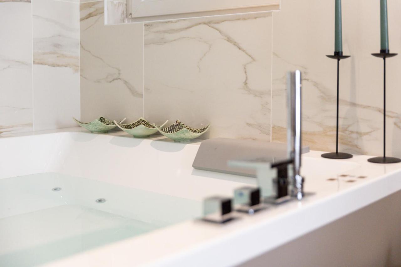 Jacuzzi Suite Home By Enjoy Garda Hotel ペスキエーラ・デル・ガルダ エクステリア 写真